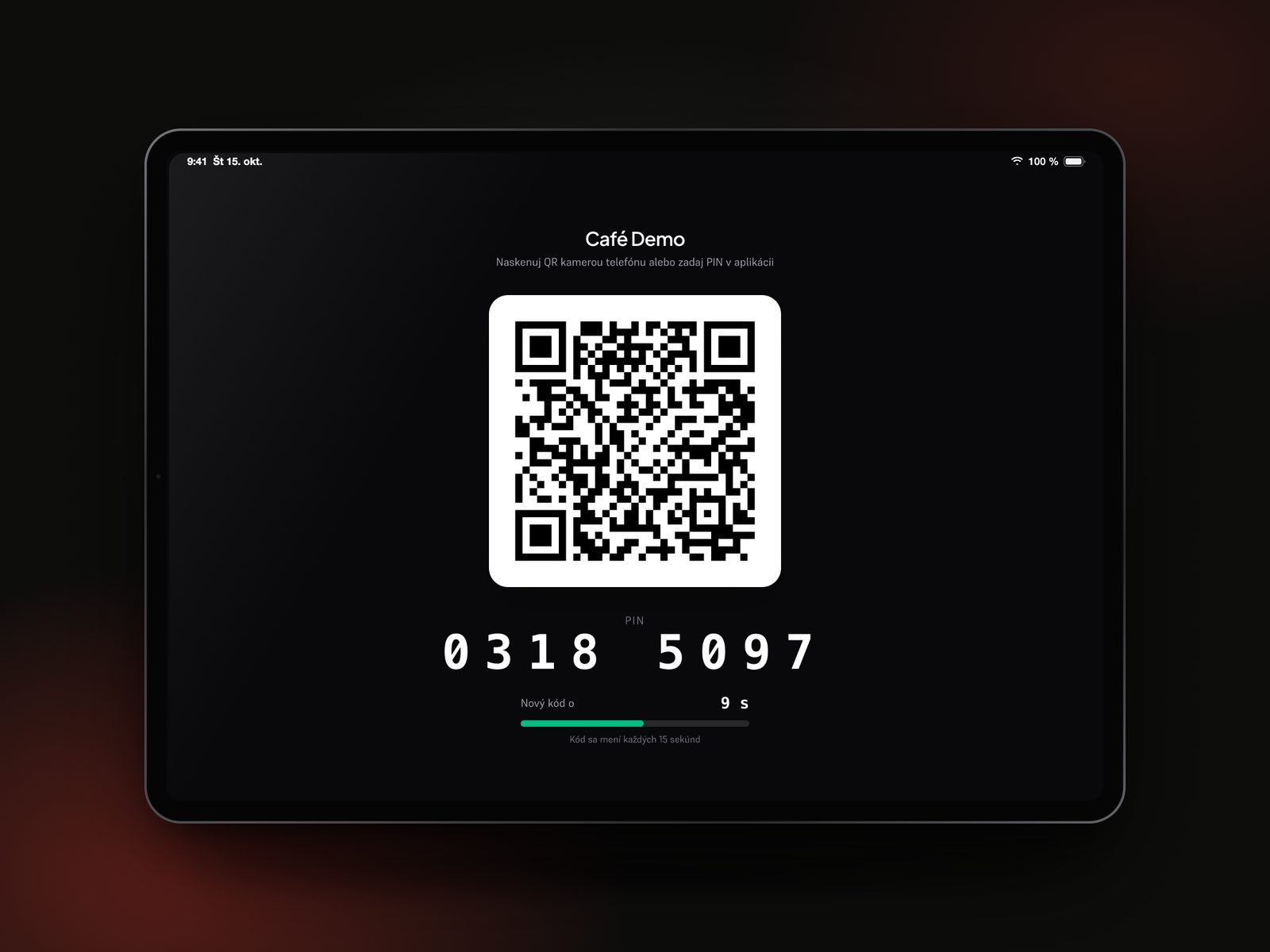 iPad pri vchode ako dochádzkový kiosk. Kolega naskenuje QR kód telefónom alebo zadá PIN, kód sa mení každých 15 sekúnd.