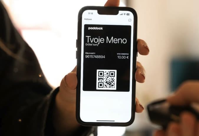 Mobil s digitálnou vernostnou kartou Paddock so zostatkom kreditu a QR kódom.